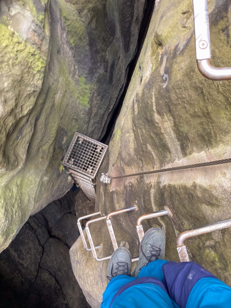 Nelson Ptak steht auf einer Leiter der oberen Häntzschelstiege