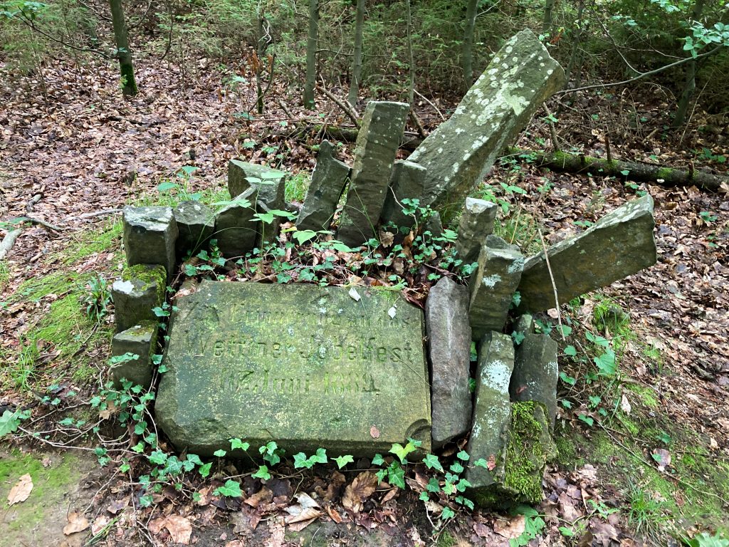 Gedenkstein des Wettiner Jubelfestes 1889 bzw. 1884 in der sächsischen Schweiz an der Zeughausstraße.