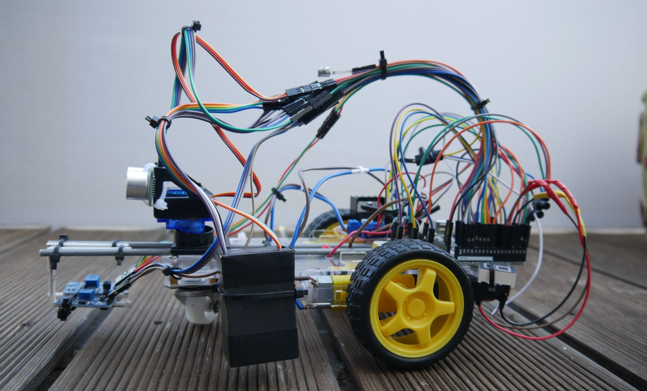 Mehr über den Artikel erfahren Roboter mit Arduino